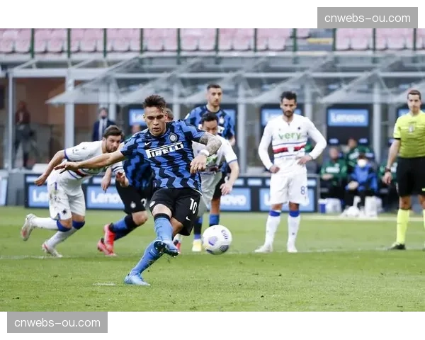 特写：伤停补时，国米中卫德弗赖关键封堵后与门将索默击掌。