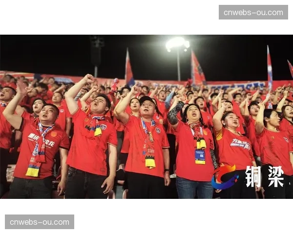 铜梁龙小将陈纯新补射破门后指向看台，致敬家乡球迷